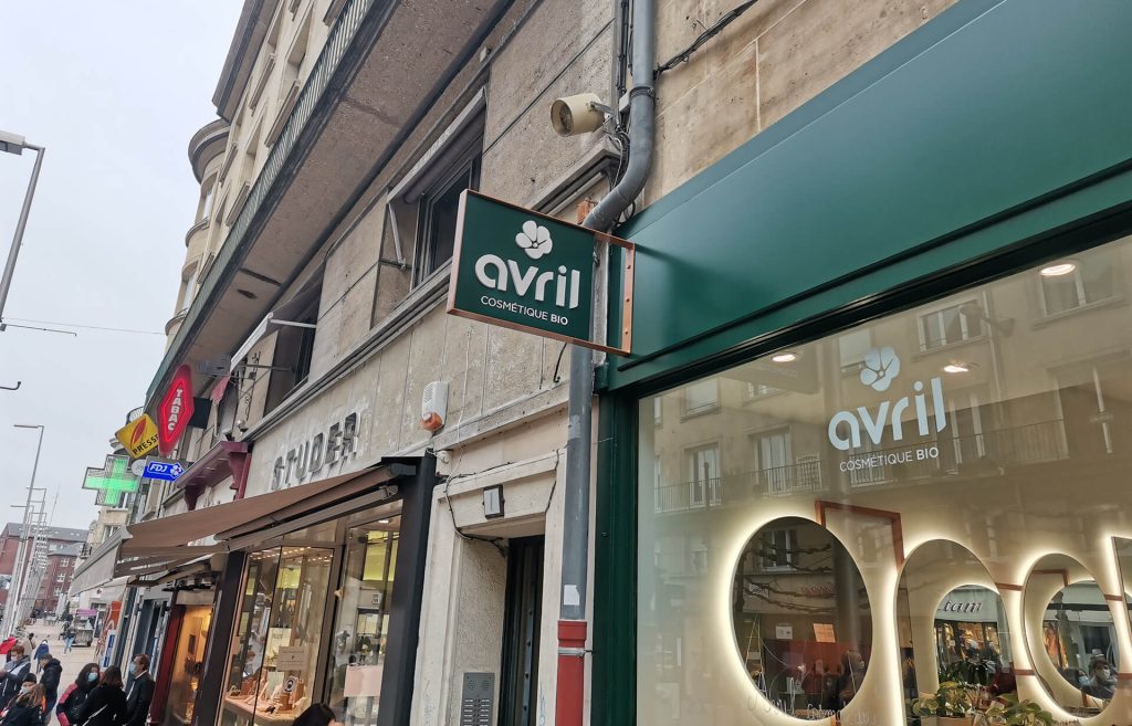 enseigne signaletique avril dehors