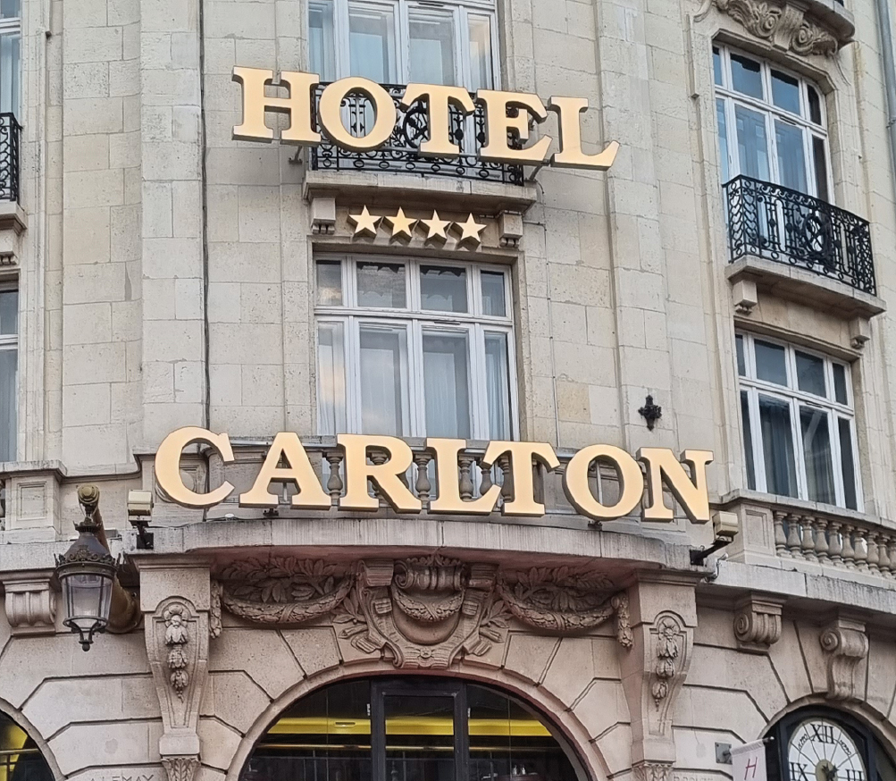 photo enseigne hotel carlton fermé